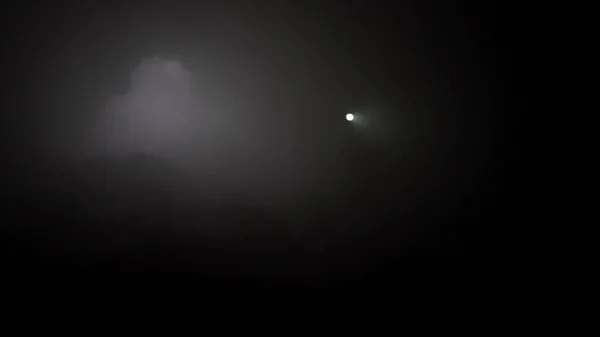 Dunkle und mystische Landschaft von jemandem, der sich mit einer Fackel in der Hand in der dunklen Nebelhöhle bewegt. Archivmaterial. Mann mit Fackel in der unterirdischen Höhle. — Stockfoto