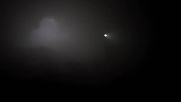 Paisaje oscuro y místico de alguien moviéndose dentro de la oscura cueva de niebla con una antorcha en sus manos. Imágenes de archivo. Hombre sosteniendo una antorcha en la cueva subterránea . —  Fotos de Stock