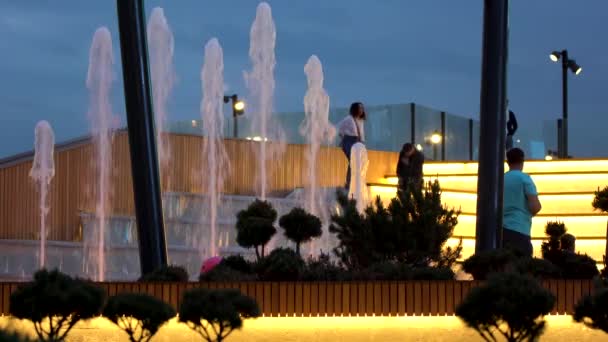 Francie - Marseille, 09.18.2019: moderní veřejný park s neobvyklými stavbami a fontánou při západu slunce. Záběry ze skladu. Lidé tráví čas v novém parku. — Stock video