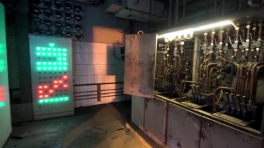 Ağır sanayi fabrikasının merkezi kontrol odası. Stok görüntüleri. Düğmeleri ve boruları olan ameliyathane parçası.