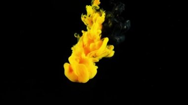 Suyun renklerini yavaş karıştırma hareketi. Stok görüntüleri. Sarı ve siyah mürekkep siyah arkaplandaki dumandaki duman gibi yavaşça. Arkaplan ekran koruyucu için suda güzel mürekkep