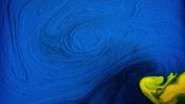 Beau mélange de courants lumineux de peinture sur la surface. Images d'archives. Des couleurs contrastées brillantes se mélangent et créent de beaux motifs à la surface de l'eau — Video