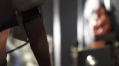 Elektro gitara kriko kablosu takan bir adama yakın çekim. Stok görüntüleri. Beyaz elektro gitar ve arka planda ses kablosu tutan erkek müzisyen, müzik konsepti.