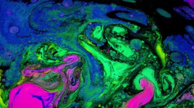 Kabarcıklarla karışık renkli asit deseni. Stok görüntüleri. Yüzeydeki kabarcıklarla derelerde karışan eşsiz parlak renk deseni