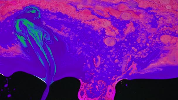 Art fluide lumineux avec des couleurs acides et des bulles. Images d'archives. Mélange liquide de motifs de couleurs vives avec des bulles sur surface plane. Modèles colorés acides — Video