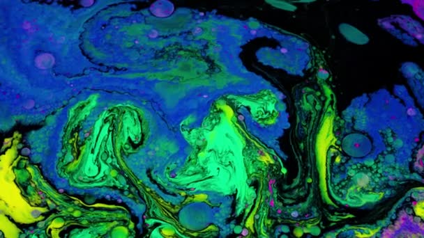 Bright fluid art with acidic colors and bubbles. Stock footage. Liquid mixing patterns of bright colors with bubbles on flat surface. Acidic colorful patterns — Stock Video