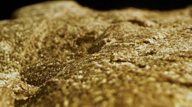 Mısır gevreğiyle taze pişmiş geleneksel ekmek. Stok görüntüleri. Lezzetli ekmek somunu, tanecikli ve çıtır çıtır ekmek, pişirme konsepti..