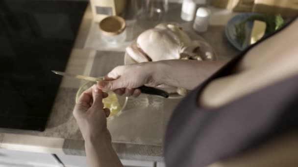 Mujer sexy marinando preparando aderezo con ajo para hornear pollo. Imágenes de archivo. Primer plano de la mujer cortando ajo con un cuchillo en casa en la cocina, preparación de alimentos . — Vídeo de stock