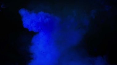 Suda dumanlı bir renk sıçraması. Stok görüntüleri. Sudaki renkli mürekkep ya da akrilik boya güzel dumanlı şekiller yaratır. Su altı sanatı