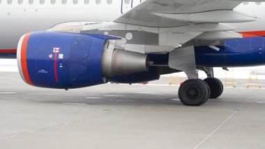 Uçak pistte uçuyor. Stok görüntüleri. Uçak kışın pist boyunca hareket etmeye hazırlanıyor. Tatil için yurtdışına uçmadan önce uçak pistte.