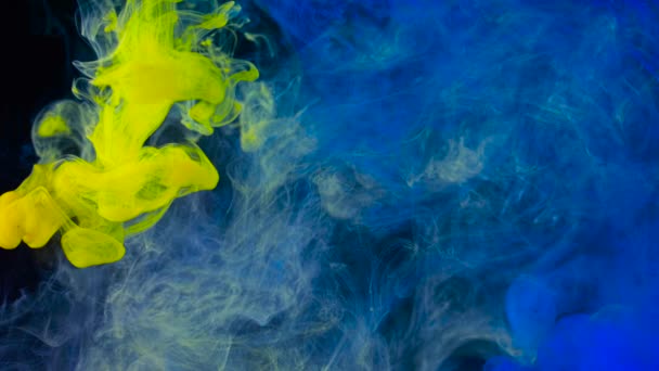 Καπνιστή βουτιά του χρώματος στο νερό. Στικ. Χρωματιστό μελάνι ή ακρυλικό χρώμα στο νερό δημιουργεί όμορφα καπνιστά σχήματα. Υποθαλάσσια τέχνη — Αρχείο Βίντεο