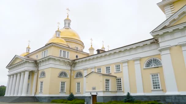 Bella facciata con pareti gialle e cupole dorate della Cattedrale ortodossa. Filmati delle scorte. Spaso-Preobrazhensky Cattedrale con bella architettura russa — Video Stock