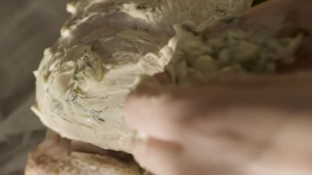 Gros plan des mains féminines remplissant la carcasse de poulet crue d'une épaisse vinaigrette à la crème sure de verdure. Images d'archives. Femme préparant le poulet pour le soutien, concept foodporn . — Video