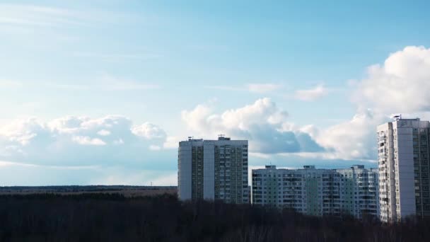 Тімелапсис дощових хмар. Дія. Висотна будівля в передмісті поблизу степу на тлі швидких хмар і наближення дощу. Тимелапс рухомих кумульських хмар і дощу — стокове відео