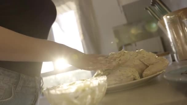 Primer plano de las manos femeninas preparando pollo para hornear. Imágenes de archivo. Mujer manos poniendo aderezo blanco con mayonesa y verde sobre pollo crudo en la cocina en casa, concepto de cocina . — Vídeos de Stock