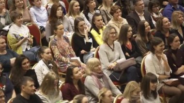 Moskova, Rusya - 06.06.2020: Kadın iktidarı konsepti, seminerde eşit haklarla ilgili feministler. - Sanat. Seyirciler dikkatle hoparlörü dinliyor ve gülümsüyor..