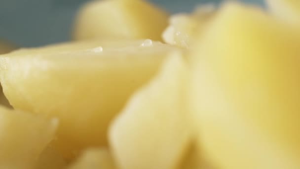 Primo piano di patate bollite giovani sbucciate. Azione. Tagliare e preparare patate calde sdraiato sul piatto, cibo e concetto di cottura . — Video Stock