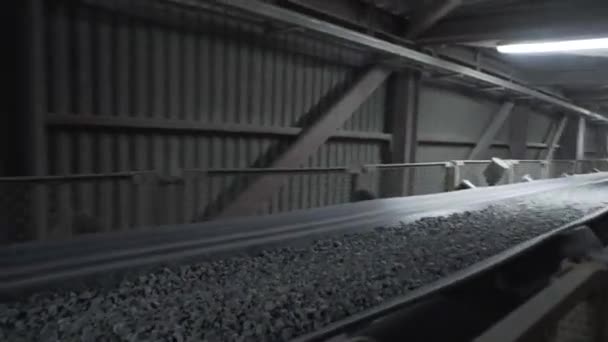 Primer plano de escombros moviéndose en el transportador, concepto de la industria minera. Imágenes de archivo. Transportador de cinta móvil industrial con materias primas de la mina . — Vídeos de Stock