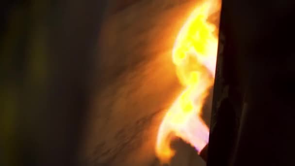 Gros plan sur le processus de chauffage thermique des produits de ciment à l'usine. Images d'archives. Flux de chauffage par le feu détail tournant à l'atelier chaud de l'usine.