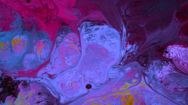 Psychedelische Fluidkunst. Archivmaterial. Flüssige Farbmuster mit Blasen verschwimmen und neue einzigartige Muster entstehen. Leuchtend farbige Tinte im Strom schafft abstrakte Formen auf der Oberfläche — Stockfoto