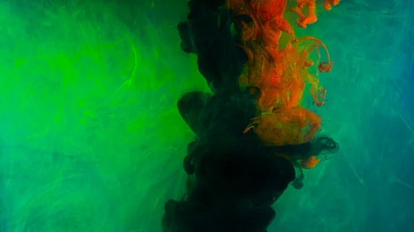 Smoky splash of color in water. Stock footage. Colored ink or acrylic paint in water creates beautiful smoky shapes. Underwater art — Stock Photo, Image