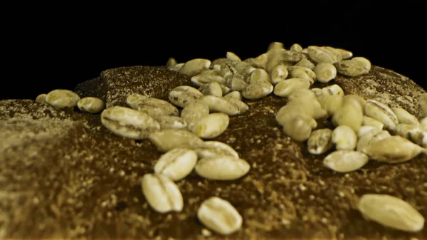 Close up de pão tradicional com grãos e sementes. Imagens de stock. Pão de pão caseiro recém-assado com cereais isolados em fundo preto, conceito de comida saudável . — Fotografia de Stock
