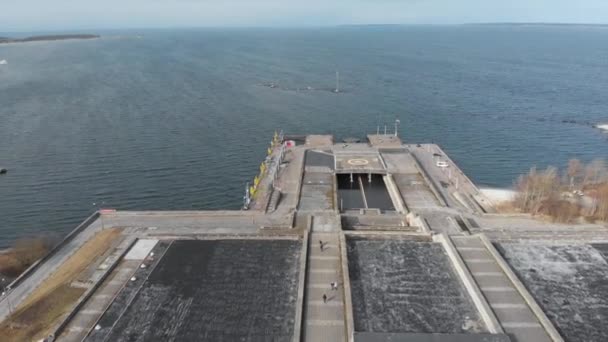 Vista aérea de un antiguo complejo deportivo y cultural soviético Linnahall en Tallin, Estonia. Acciones. Volando sobre un pequeño puerto marítimo de hormigón con una plataforma de aterrizaje de helicópteros sobre el fondo marino sin miedo . — Vídeos de Stock