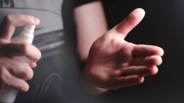 Erkekler el dezenfektanı kullanır, sprey sıkar ve salgın virüslerden kurtulur. Kavram. Coronavirüs bakterilerine karşı ellere sprey dezenfeksiyon alkolü sür..