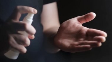 Alkol spreyli ellere yakın tedavi. Kavram. Bakteri ve enfeksiyonlara karşı kişisel koruma ve el tedavisi. El muamelesi, salgın sırasında korunmanın önemli bir parçasıdır.