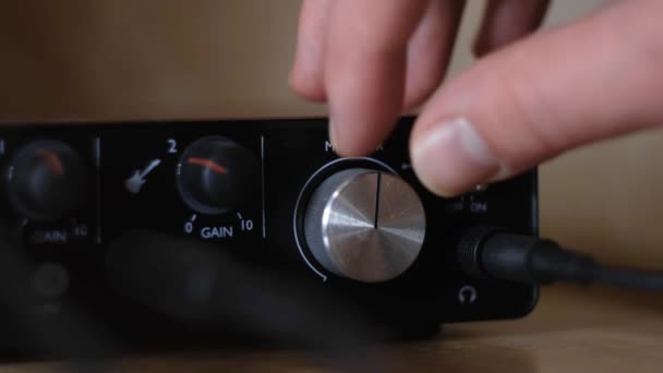 오디오 앰프. 개념. 외부 사운드 카드에서 회전 버튼을 사용하여 소리 파라미터를 계산 한다. 스위치 단추의 회전 또는 외부 사운드 카드의 오디오 증폭 — 비디오
