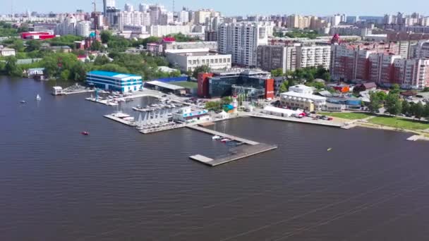 Vista dall'alto di argine con yacht a vela sullo sfondo della città. Un video. Bellissimo panorama della grande città vicino alla costa con yacht per la vela — Video Stock