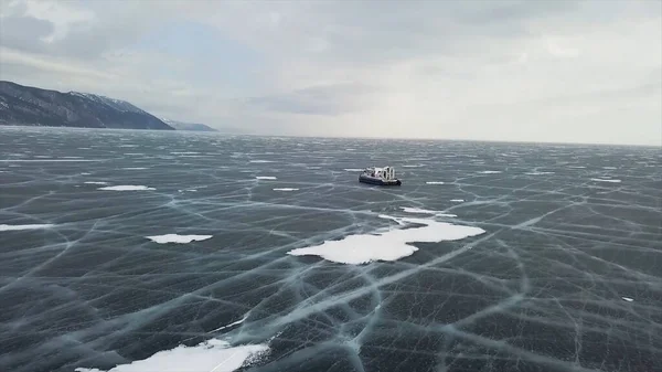 Воздух хивус машины на зимнем фоне. Клип. Корабль на воздушной подушке быстро скользит по поверхности прозрачного замерзшего озера Байкал, красота природы . — стоковое фото