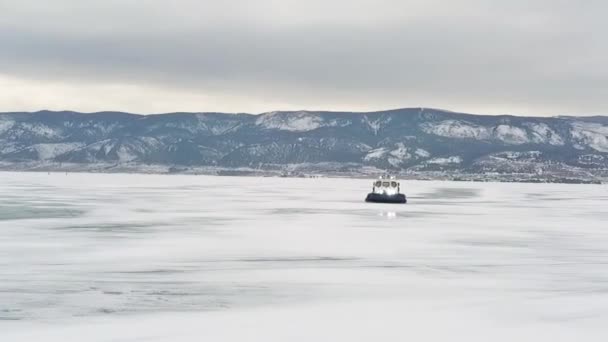 Повітряні судна на льоду озера Байкал в зимовий час. Кліп. Повітряний вид повітряного подушки на товстий лід замерзлого озера, спортивний транспорт і крайня концепція. — стокове відео