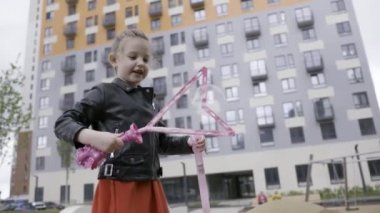 Çok katlı binanın yakınında sabun köpüğü yaratan bir çocuğun portresi. Başla. Küçük tatlı kız dışarıda büyük sabun köpükleriyle oynuyor, mutlu çocukluk konsepti..