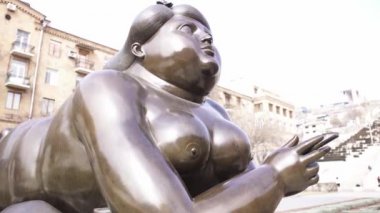 Heykelin adı Smoking Woman, subview, Erivan, Ermenistan. - Sanat. Sigara, sanat ve mimari kavramını elinde tutarak yalan söyleyen bir kadın anıtı..