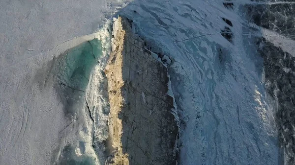 贝加尔湖沿岸的独立石崖，西伯利亚冬季自然。剪断。在冰天雪地的湖底有陡峭的斜坡的岩石的空中景观. — 图库照片