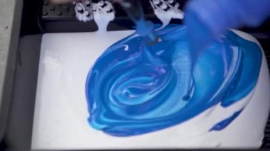 Duvarlar için yakın plan boya karışımı. - Sanat. İşçi sokak sanatları tepsisinde boya karıştırıyor. Boyama işi için tepside büyük miktarda mavi boya var.