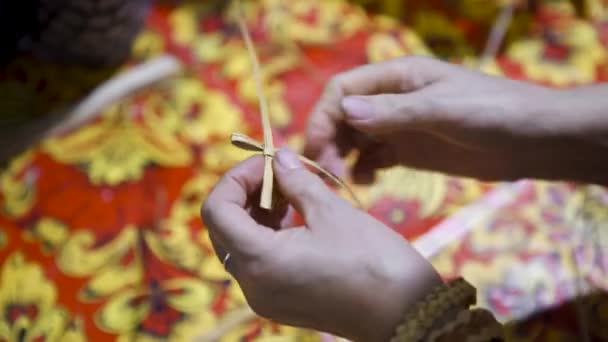 Primer plano de la mujer tejiendo de paja. Art. La mujer teje la vieja técnica eslava con paja. Decoraciones y decoración hecha a mano de paja en el tema creativo de la feria — Vídeos de Stock