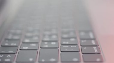 Bilgisayar siyah klavyesini kapat. Başla. Bilgisayarın yeni modern düz tuş takımına sahip teknolojik arka plan.