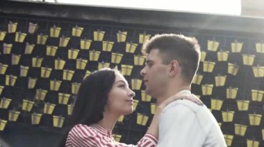 Sokaktaki genç ve güzel çift. Başla. Bir çift birbirine sevgi dolu gözlerle bakarken bir adam uzun kıvırcık saçlarıyla rüzgarla bir kadını kaldırıyor. Romantik.