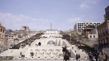 Erivan 'da merdivenli park et, Ermenistan. Video kaydı. Birçok merdiveni, çeşmesi ve mavi bulutlu gökyüzü arka planında anıtları olan tarihi mimari kompleksi.