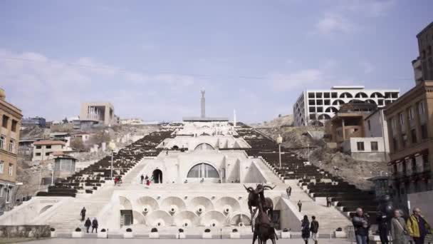 Park in Yerevan with cascade stairs, Armenia. Video. Historical architectural complex with many stairs, fountains, and monuments on blue cloudy sky background. — Stock Video