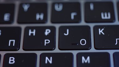 Bir dizüstü bilgisayarın klavyesini siyah beyaz renklerle kapat. Başla. Modern bilgisayar teknolojileri kavramı, parlak harfli dizüstü bilgisayar tuş takımı.