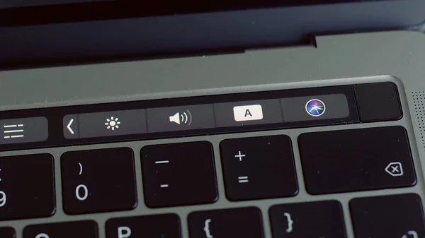 Zamknij palec odblokowujący nowoczesny laptop z technologią touch id. Akcja. Wykorzystując męski odcisk palca do aktywacji systemu MacBook, koncepcja technologii komputerowych. — Zdjęcie stockowe