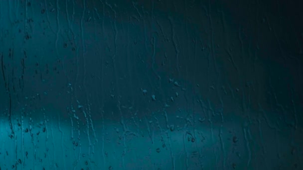 Primer plano de la ventana con gotas de lluvia cielo nublado de fondo. Concepto. Hermoso fondo de lluvia con gotas de lluvia en vidrio. Gotas de lluvia en la ventana — Vídeos de Stock