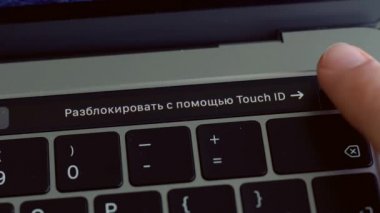 Modern bir bilgisayarı dokunmatik kimlik teknolojisiyle tıkayan bir parmak kapat. Başla. Macbook sistemini etkinleştirmek için erkek parmak izini kullanmak, bilgisayar teknolojileri kavramı.