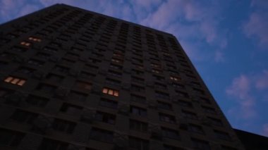 Akşamları konut kompleksinin alt manzarası. Kavram. Kompleks arka plandaki apartmanların modern cephesi akşam gökyüzü