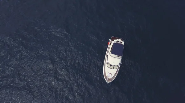 Increíble vista al yate navegando en mar abierto en un día soleado. Vídeo. Vista aérea de un velero de lujo blanco aislado en la textura del mar con pequeñas ondas, concepto de transporte de agua . —  Fotos de Stock