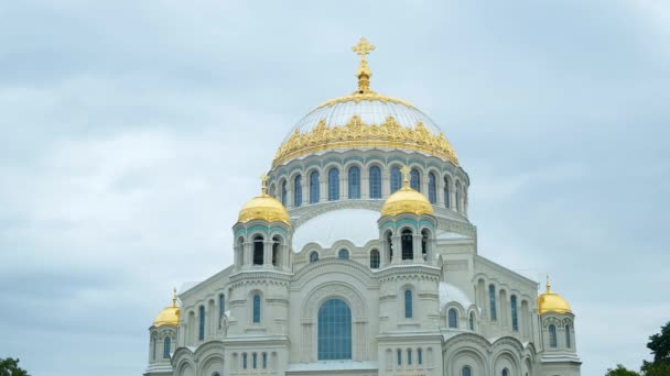 Schöne Fassade der weißen Kathedrale mit goldenen Kuppeln am wolkenverhangenen Himmel. Konzept. Beliebte russische Kathedrale für Touristen und Historiker. St. Nikolaus-Kathedrale des Meeres — Stockvideo