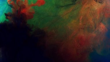 Pürüzsüz sıvı renkli renkler yavaş hareket ediyor. Stok görüntüleri. Sıvı maddeye karışan gökkuşağı rengine yakın mürekkep, sanat konsepti.